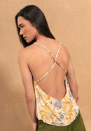 Blusa estampada com alças trançadas e decote nas costas