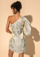 Vestido curto com manga única bufante em Cetim