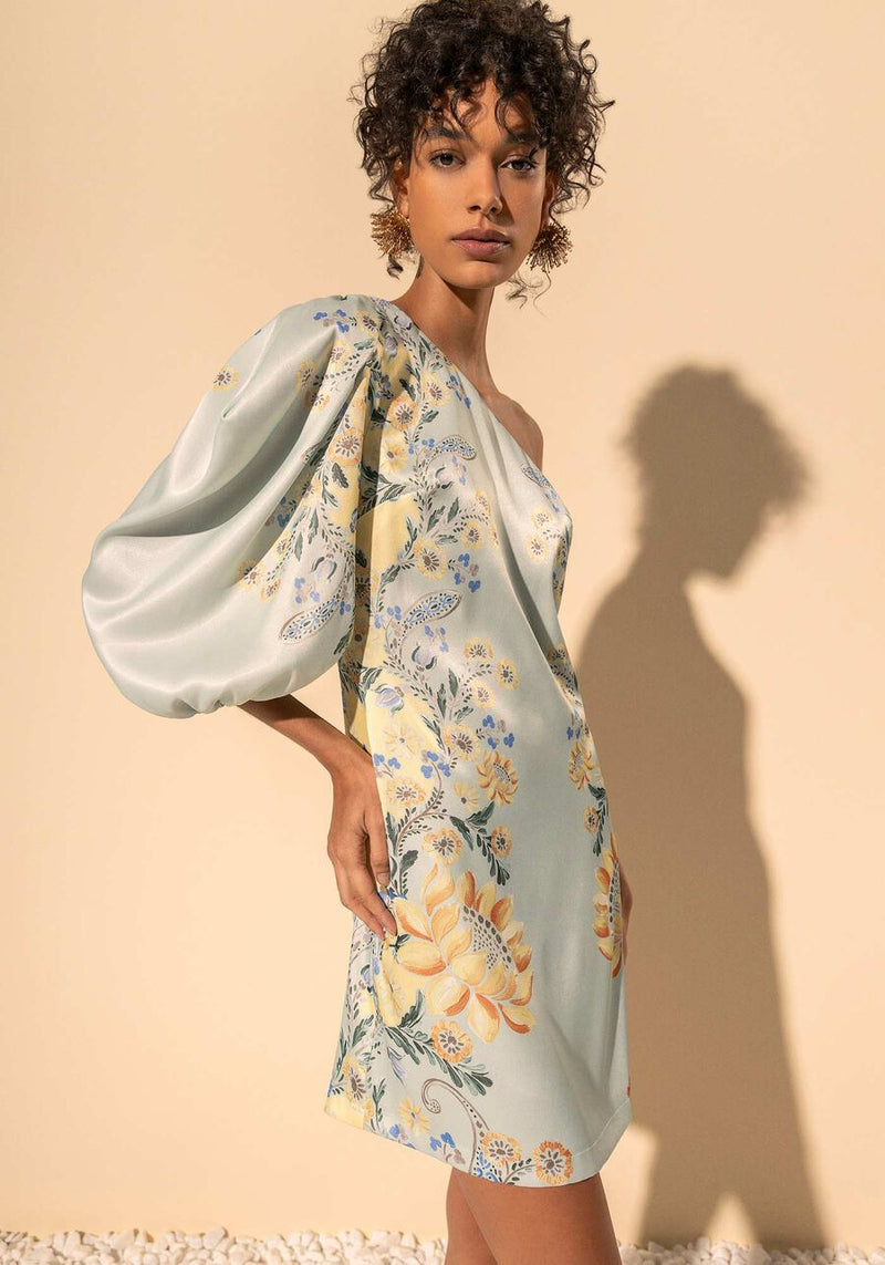 Vestido curto com manga única bufante em Cetim