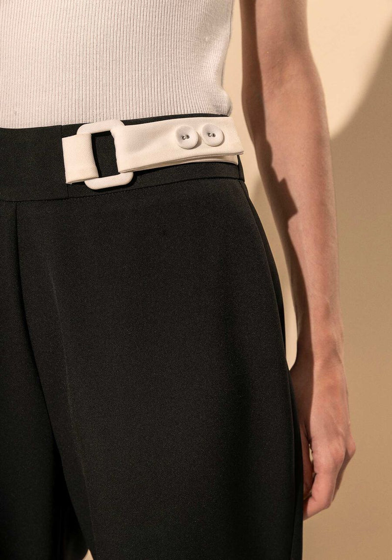Calça Reta de cintura alta com detalhe no cós
